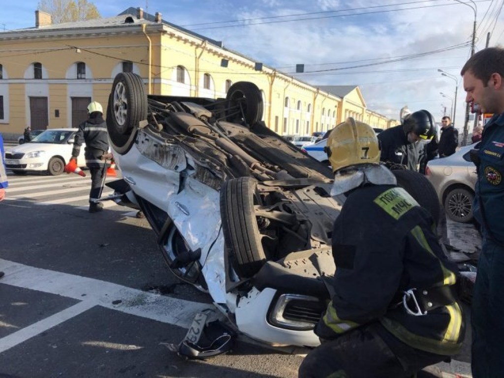 В России два автомобиля на скорости влетели в толпу людей на пешеходном переходе (ФОТО, ВИДЕО)