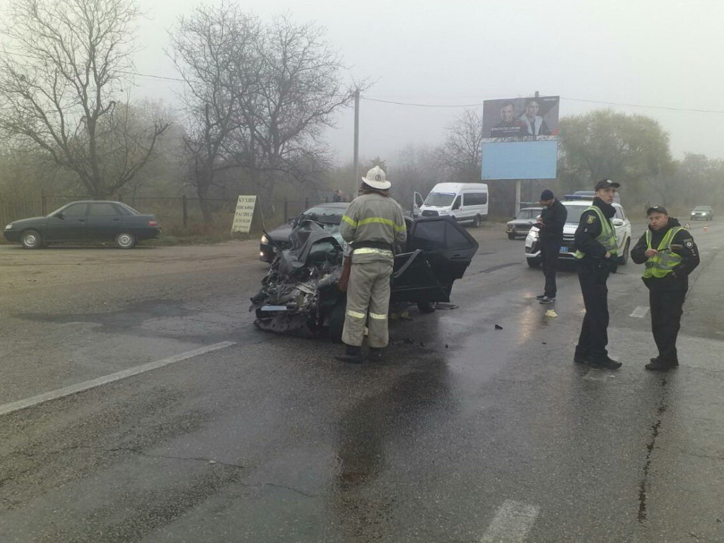 Под Харьковом произошло ДТП: водителя одной из машин доставали спасатели (ФОТО)