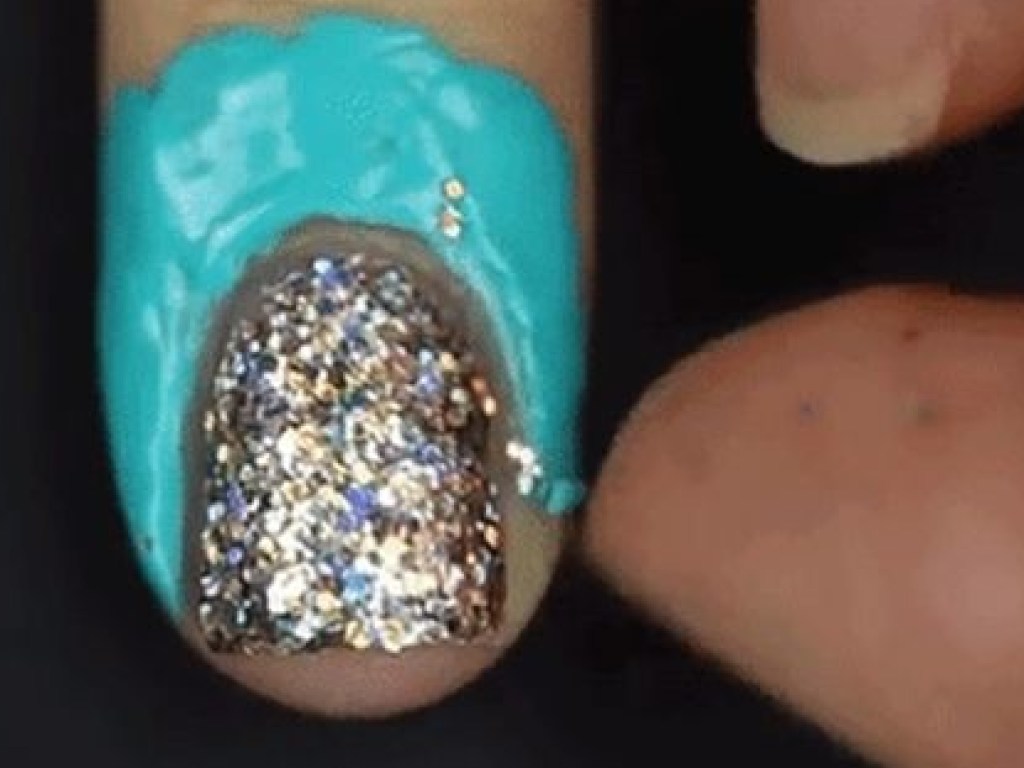 Всю жизнь делали неправильно: Блогеры показали, как нужно красить ногти блестками (ВИДЕО)