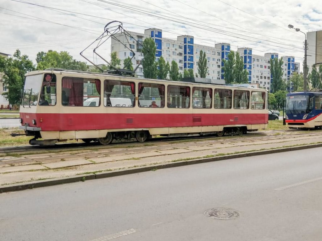 На Харьковском массиве в столице произошло ДТП: движение трамваев заблокировано (ВИДЕО)