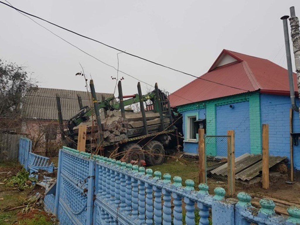 На Полтавщине грузовик протаранил жилой дом в селе (ФОТО)