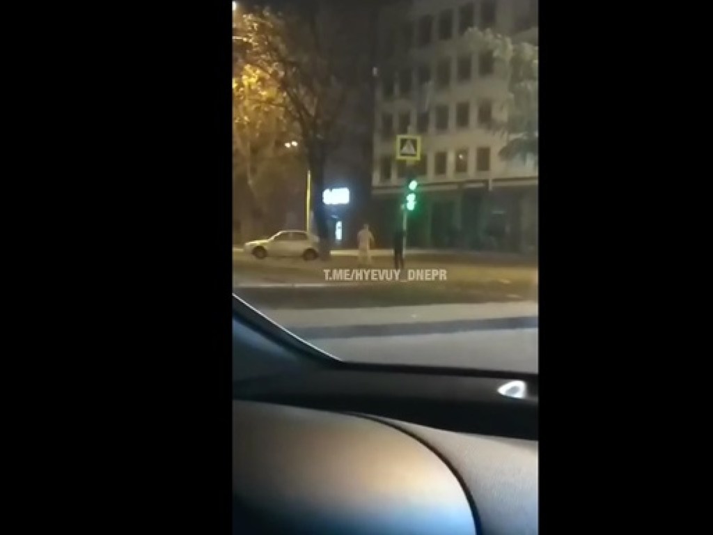 Вечером по улицам Днепра разгуливал голый мужчина (ФОТО, ВИДЕО)