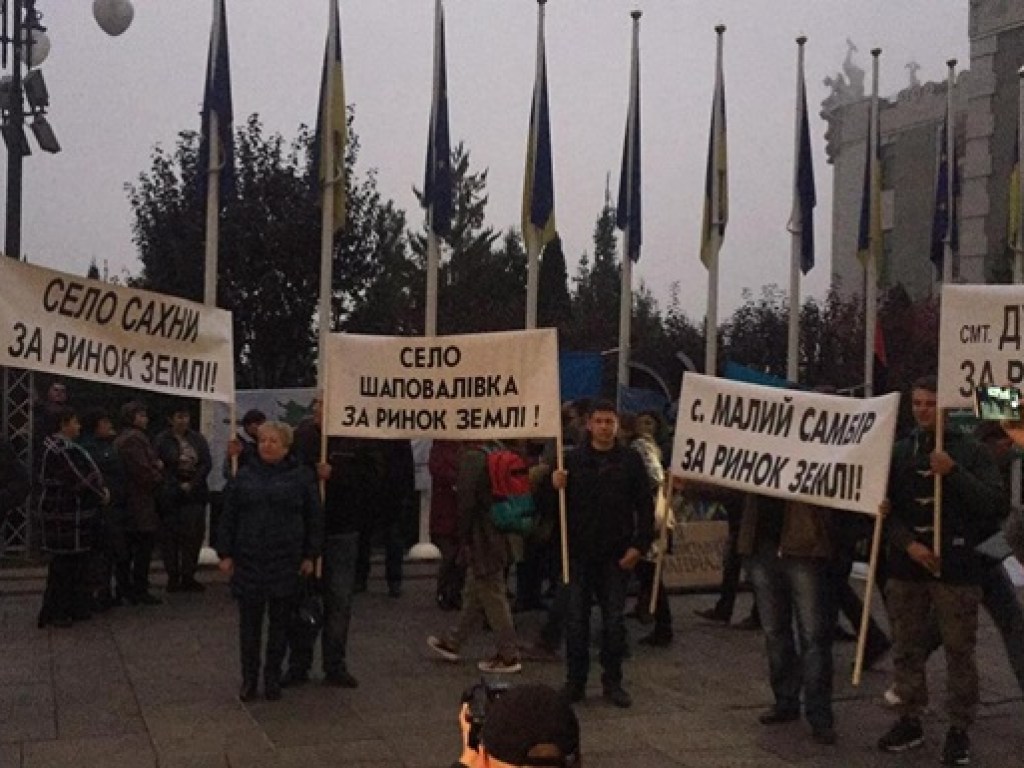 Под Офисом Президента собрались митингующие за открытие рынка земли (ФОТО)
