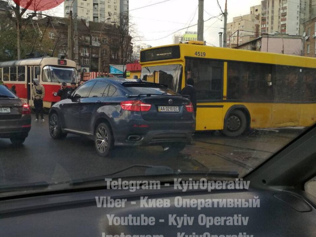 В Киеве на Лукьяновке «герой парковки» заблокировал движение транспорта (ВИДЕО)