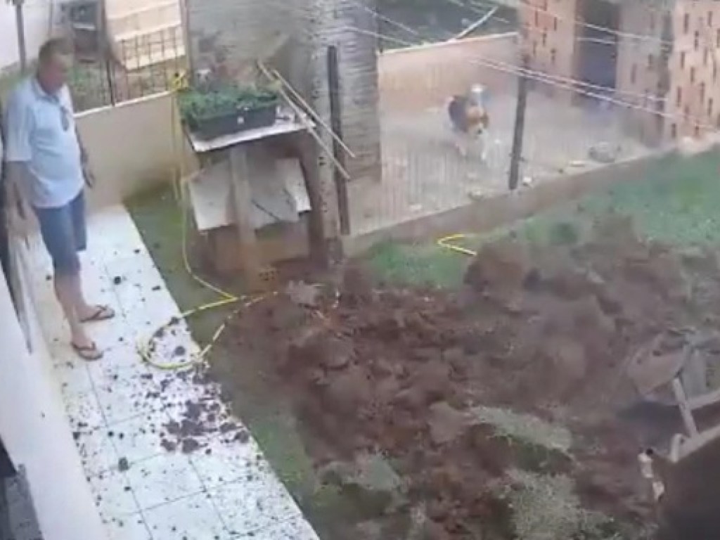 Бразилец взорвал свой двор, чтобы избавиться от тараканов (ФОТО, ВИДЕО)