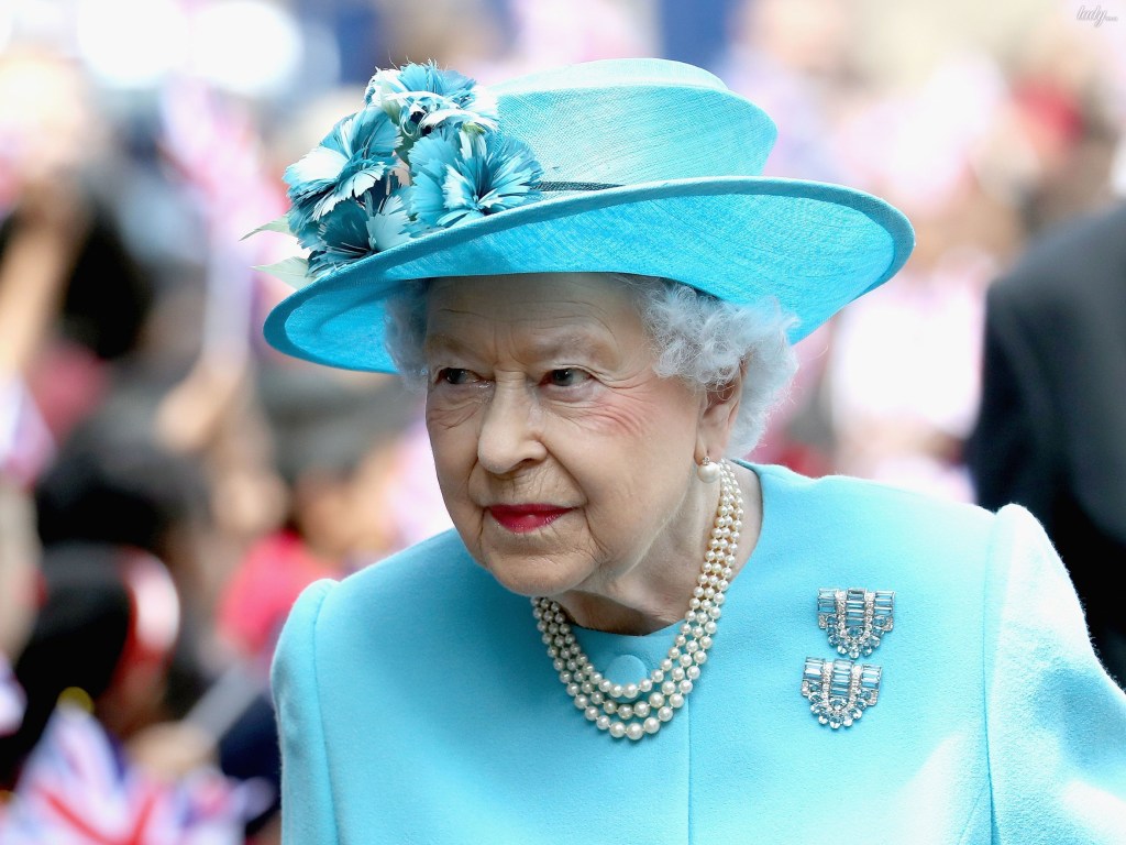 Королева Елизавета удивила необычным платьем во время приема иностранных послов в Букингемском дворце (ФОТО)