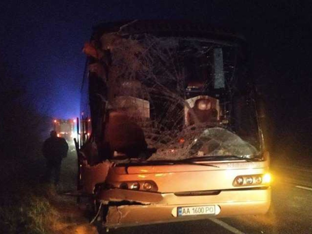 На трассе Киев-Варшава автобус с пассажирами попал в смертельное ДТП (ФОТО)