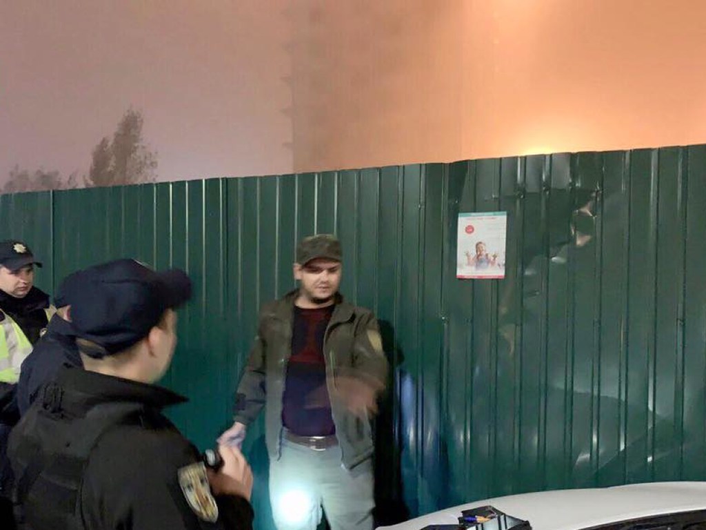 На Виноградаре в Киеве «нацгвардеец» на Hyundai таранил забор строящегося метро (ФОТО, ВИДЕО)