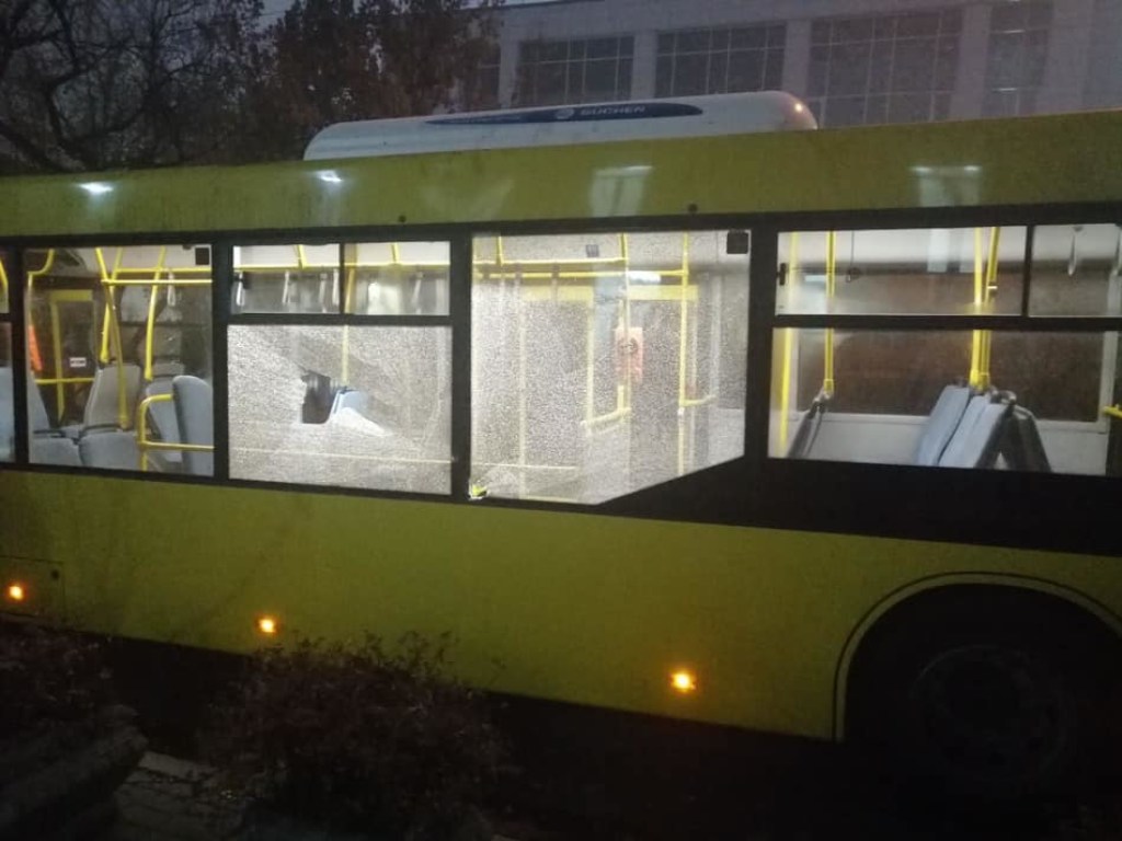 В центре Киева футбольные фанаты с камнями атаковали три автобуса (ФОТО)