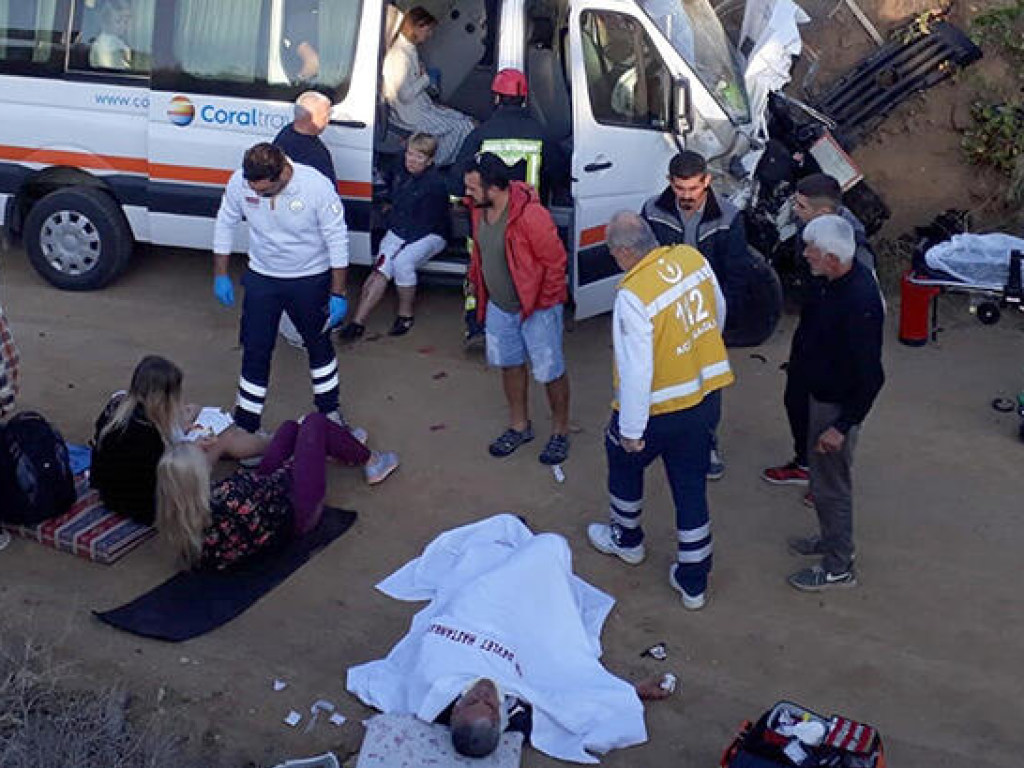 Серьезное ДТП с микроавтобусом в Турции: пострадали 13 украинцев (ФОТО)