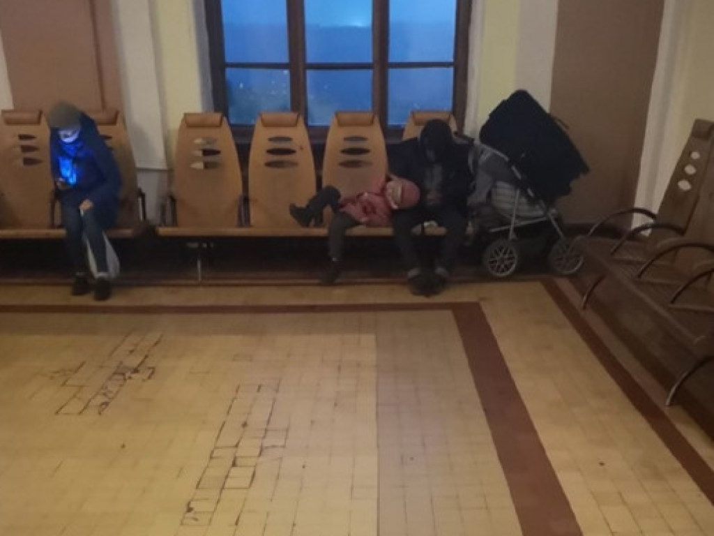 На вокзале в Ровно малолетнего ребенка увидели в компании бездомных (ФОТО)