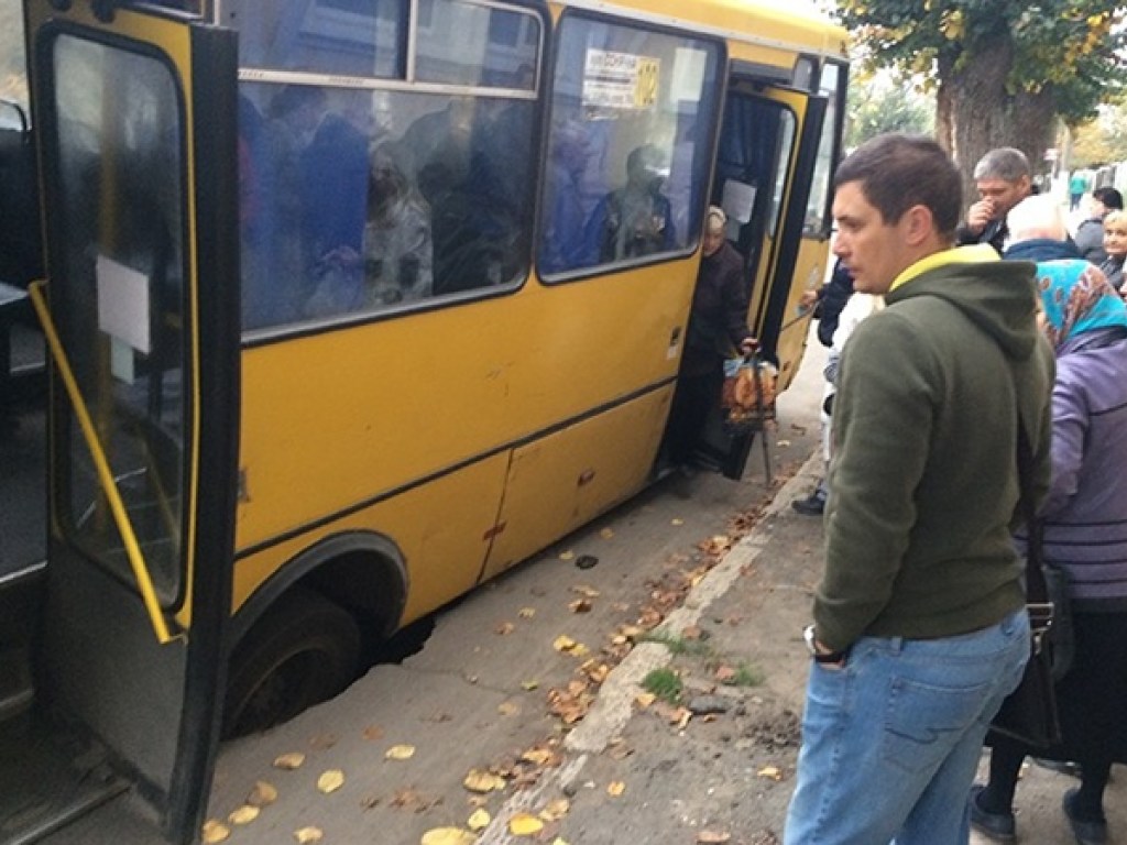 На Одесчине на полном ходу маршрутка с пассажирами провалилась под асфальт (ФОТО)