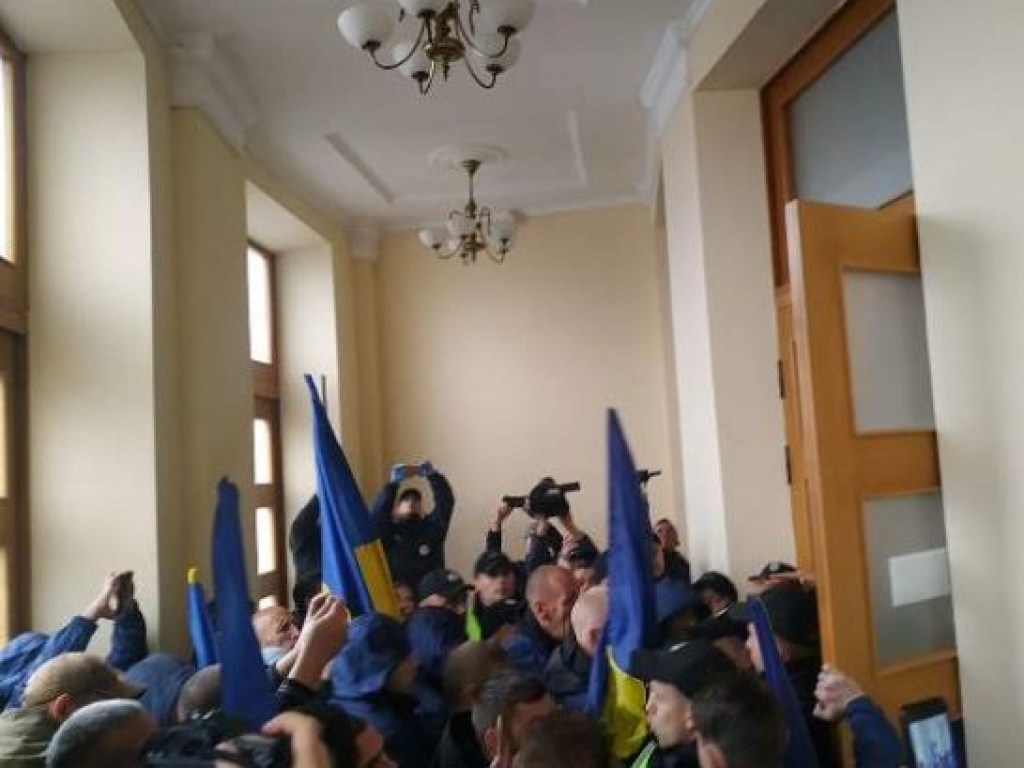 В Черкасском облсовете произошла стычка между полицией и митингующими (ФОТО, ВИДЕО)