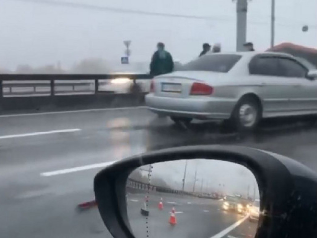 На Северном мосту в Киеве из-за ДТП образовалась «тянучка» (ФОТО)