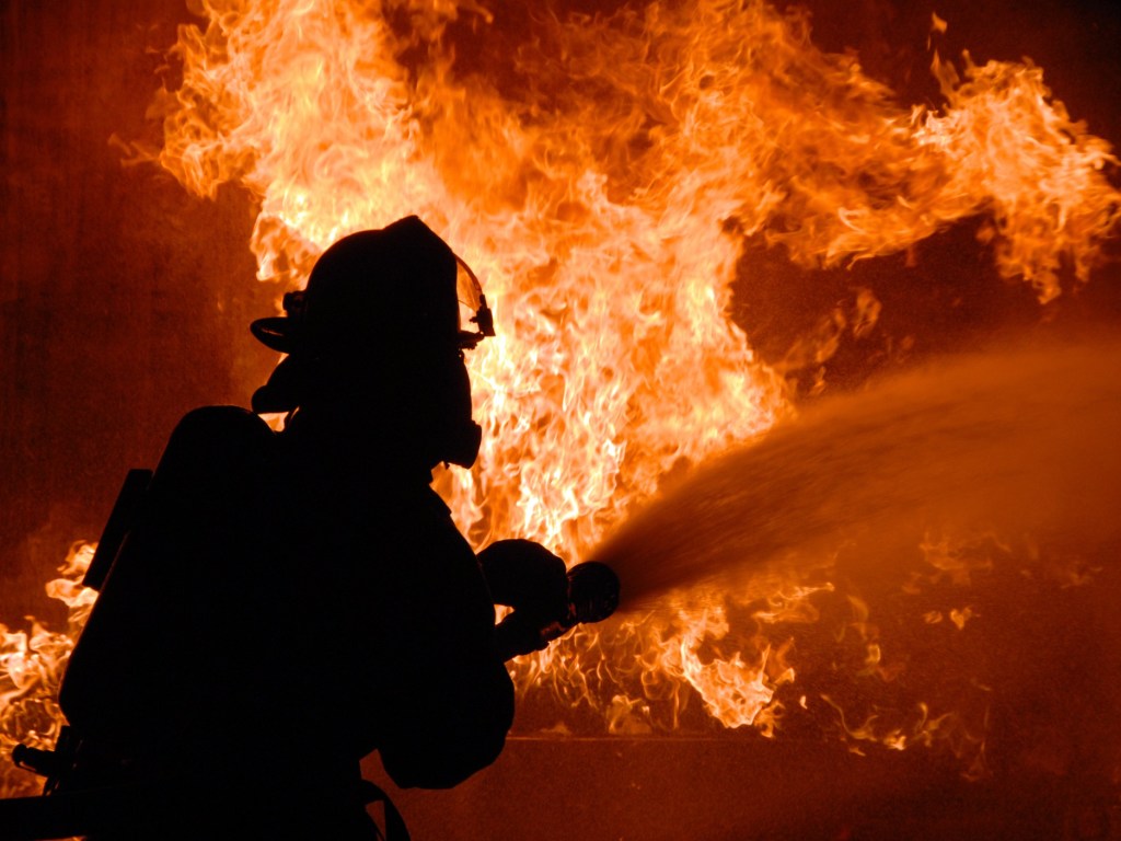 На Печерске в Киеве вспыхнула квартира: на место прибыли пожарные и «скорая» (ВИДЕО)