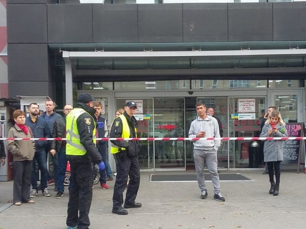 У харьковского супермаркета произошла перестрелка с жертвами: объявлен план «Сирена» (ФОТО)