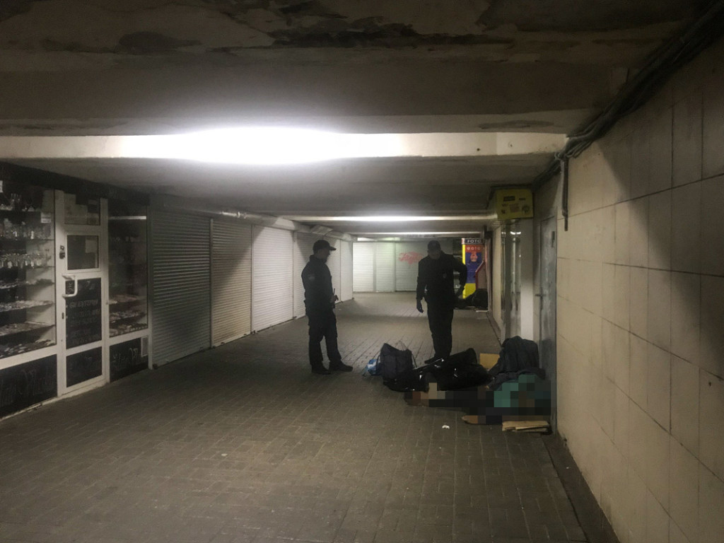 Прохожий обнаружил труп женщины возле метро «Лыбедская» в Киеве (ФОТО)
