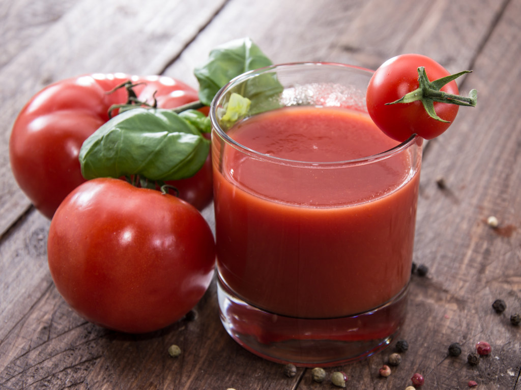 Диетологи сообщили, кому вреден томатный сок
