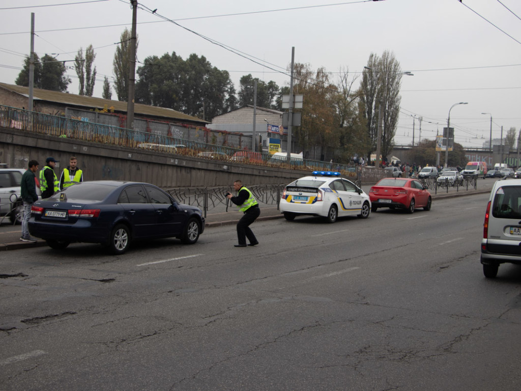 В Киеве на Петровке водитель Hyundai сбил пожилую женщину (ФОТО, ВИДЕО)