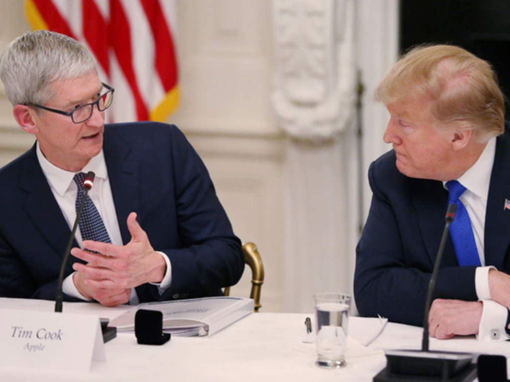 Президент США сделал замечание Тиму Куку из-за дизайна iPhone