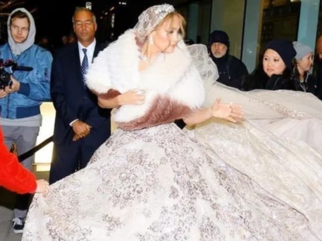 «Снова замуж?»: 50-летнюю Дженнифер Лопес заметили в свадебном платье, расшитом бриллиантами (ФОТО)