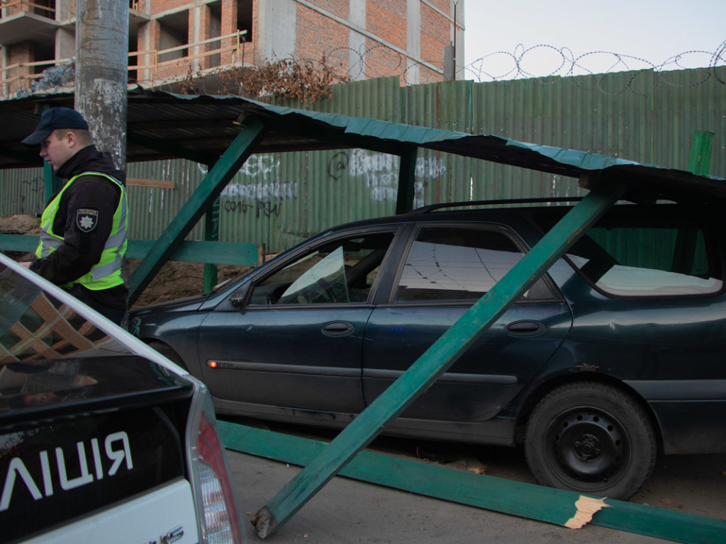 В Киеве на Шулявке женщина за рулем «евробляхи» Renault снесла забор возле ЖК и застряла (ФОТО, ВИДЕО)