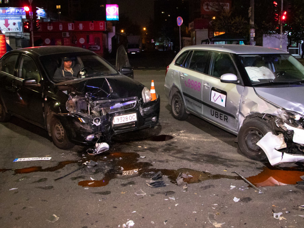 В Киеве столкнулись два такси с пассажирами: много пострадавших (ФОТО, ВИДЕО)