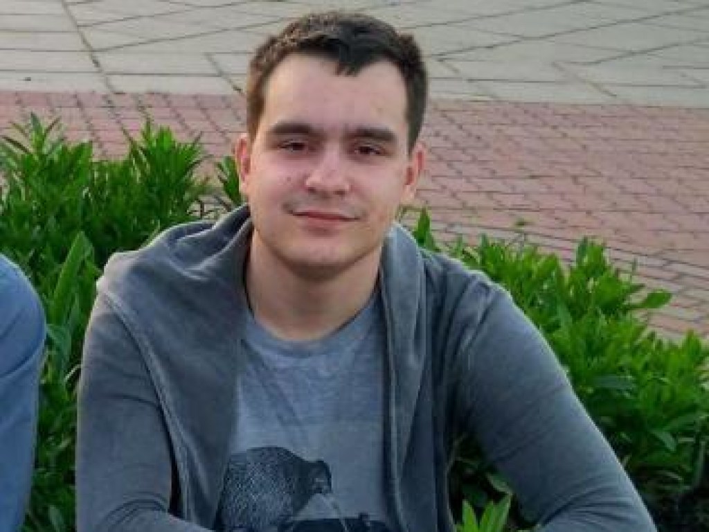 Вышел из дома и не выходит на связь: В Киеве два дня ищут 18-летнего парня (ФОТО)
