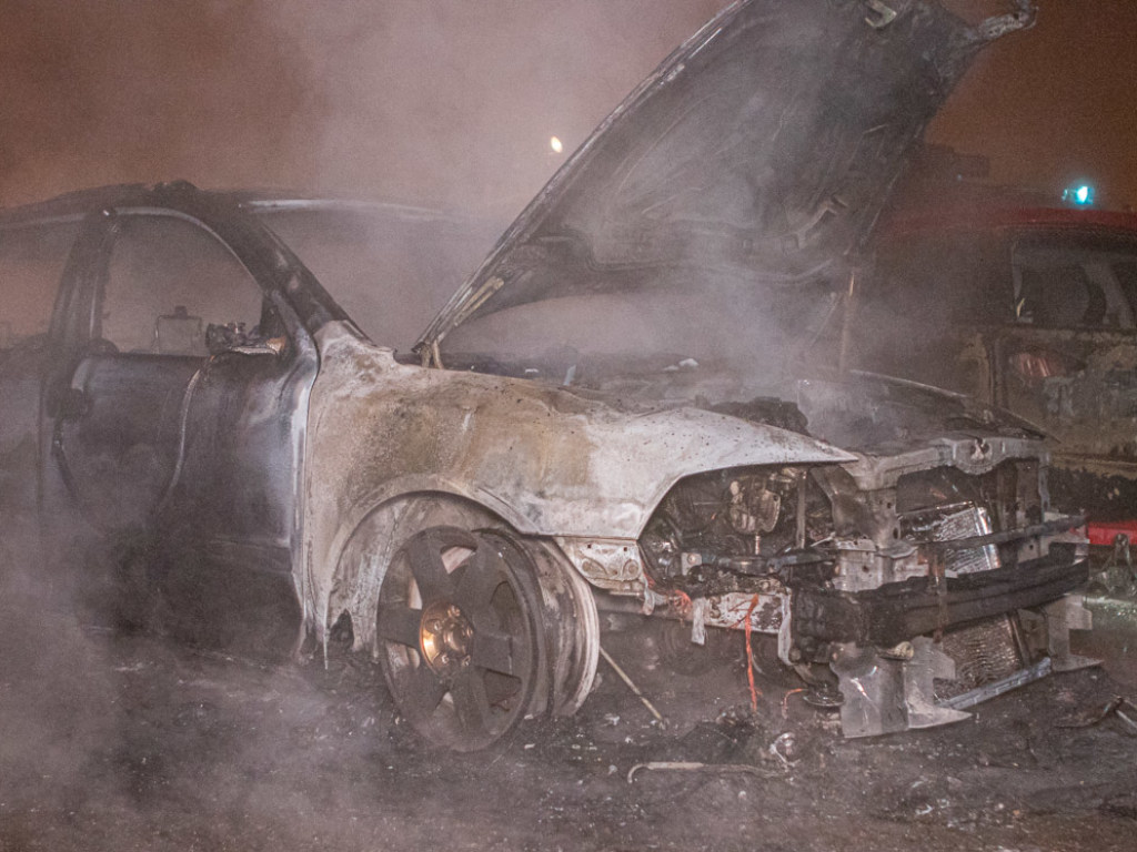 В Днепре сгорела Skoda: огонь повредил припаркованную рядом Honda (ФОТО, ВИДЕО)