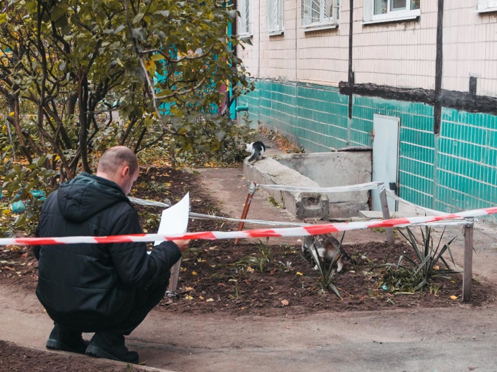 Лежал в крови на ступеньках: В Днепре возле подвала дома нашли труп 39-летнего мужчины (ФОТО)