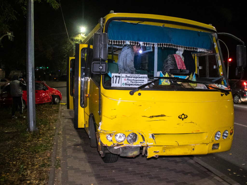 На столичной Русановке маршрутка с пассажирами протаранила Daewoo Matiz (ФОТО, ВИДЕО)