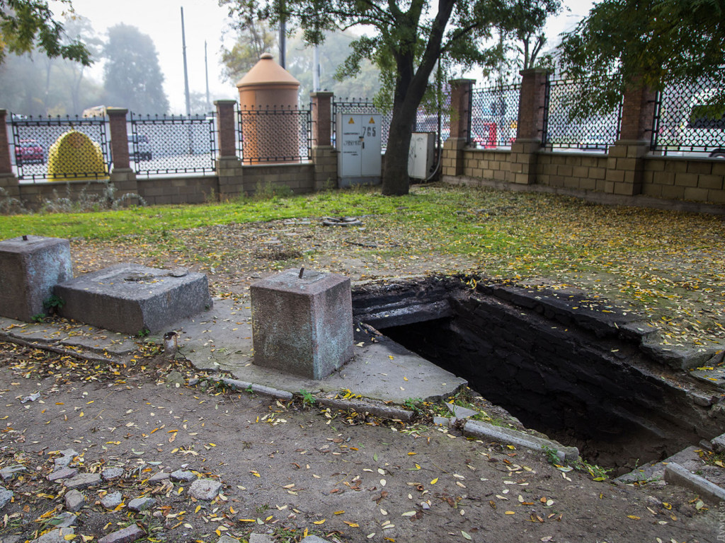 На территории парка в Одессе обнаружили загадочное подземелье (ФОТО)
