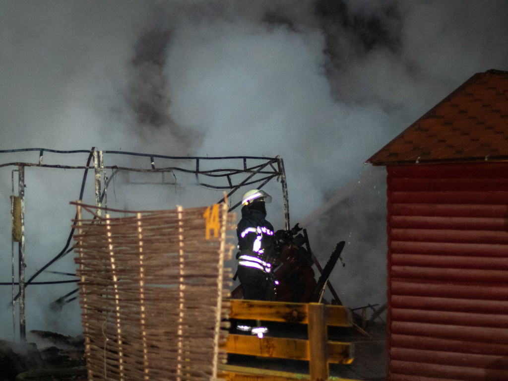 На территории столичного Гидропарка произошел крупный пожар со взрывами в кафе (ФОТО, ВИДЕО)