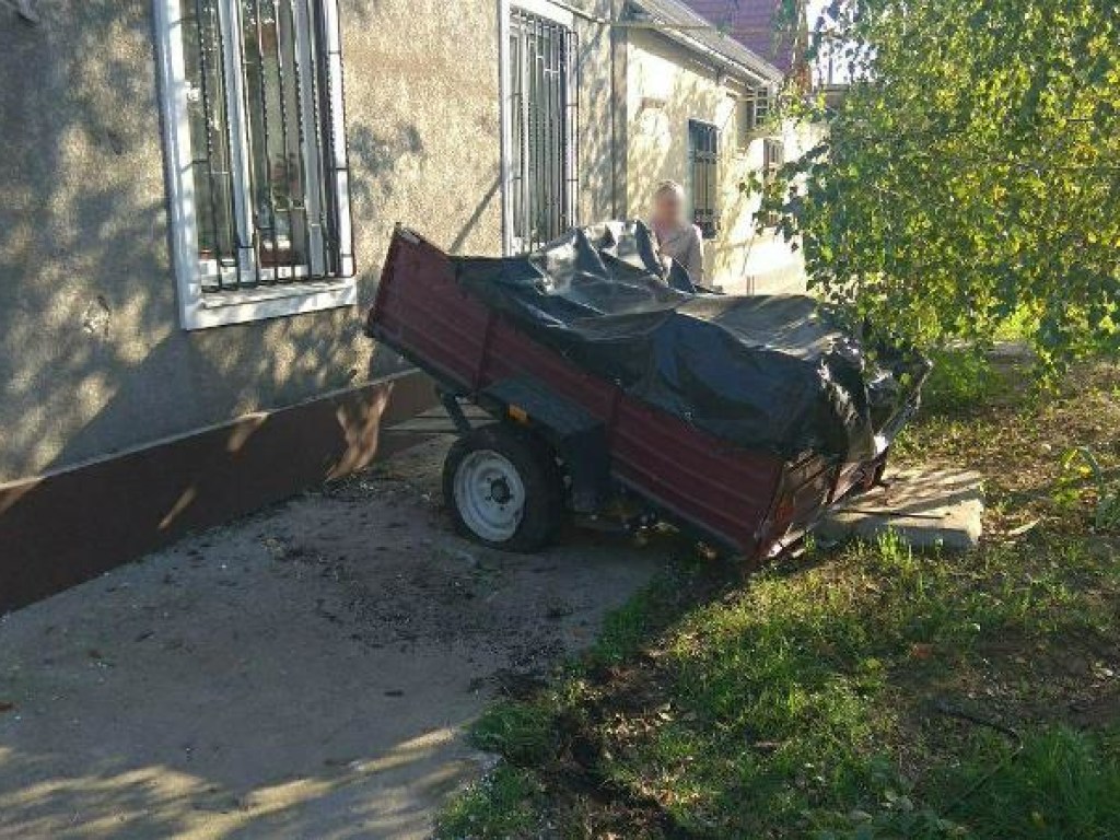 В Измаиле из-за столкновения двух авто легковой прицеп отбросило в стену дома (ФОТО)