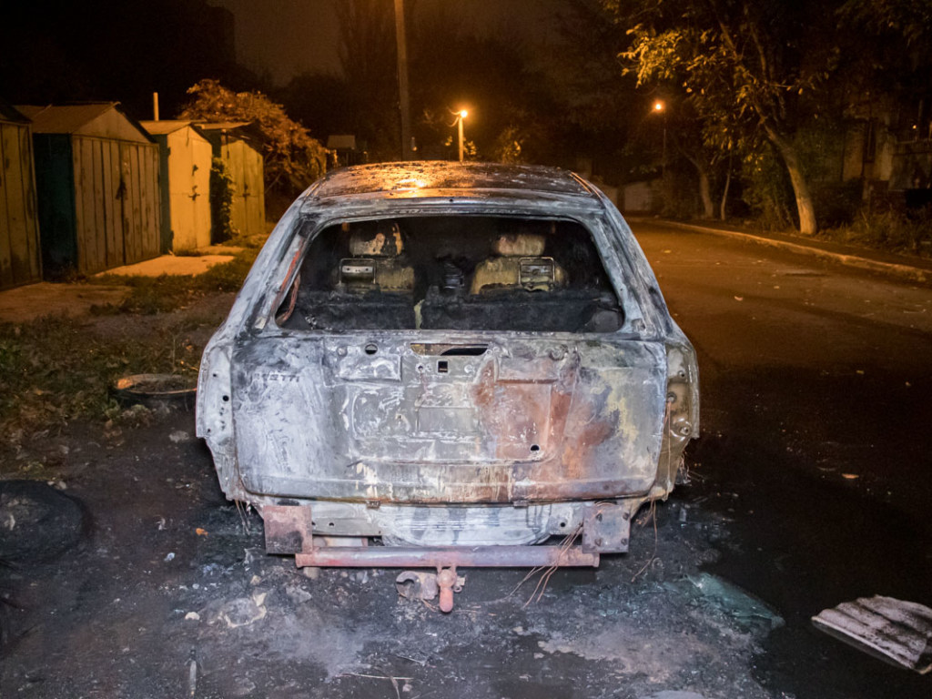 Во дворе жилого дома в Днепре сгорел Chevrolet (ФОТО)