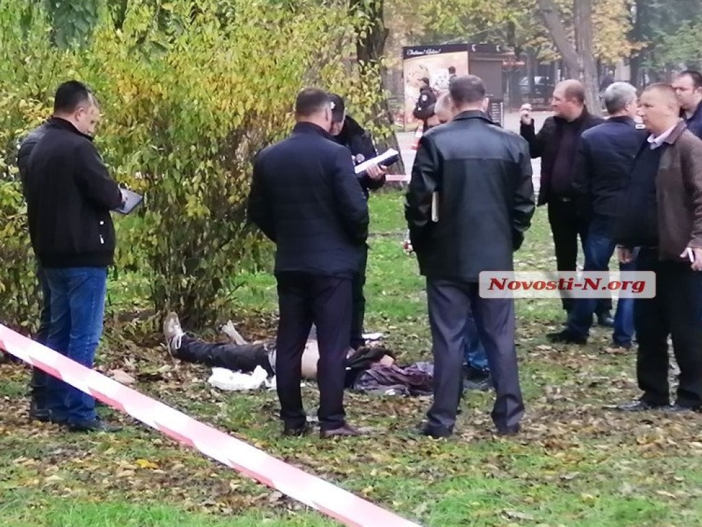 Ножевые ранения в спину и травма головы: новые подробности убийства под мэрией в Николаеве (ФОТО)