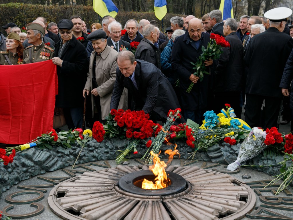 Медведчук поздравил ветеранов с 75-летием освобождения Украины