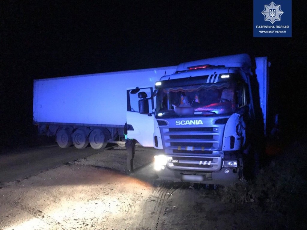 Пьяный водитель грузовика убегал от патрульных в Черкасской области (ФОТО)