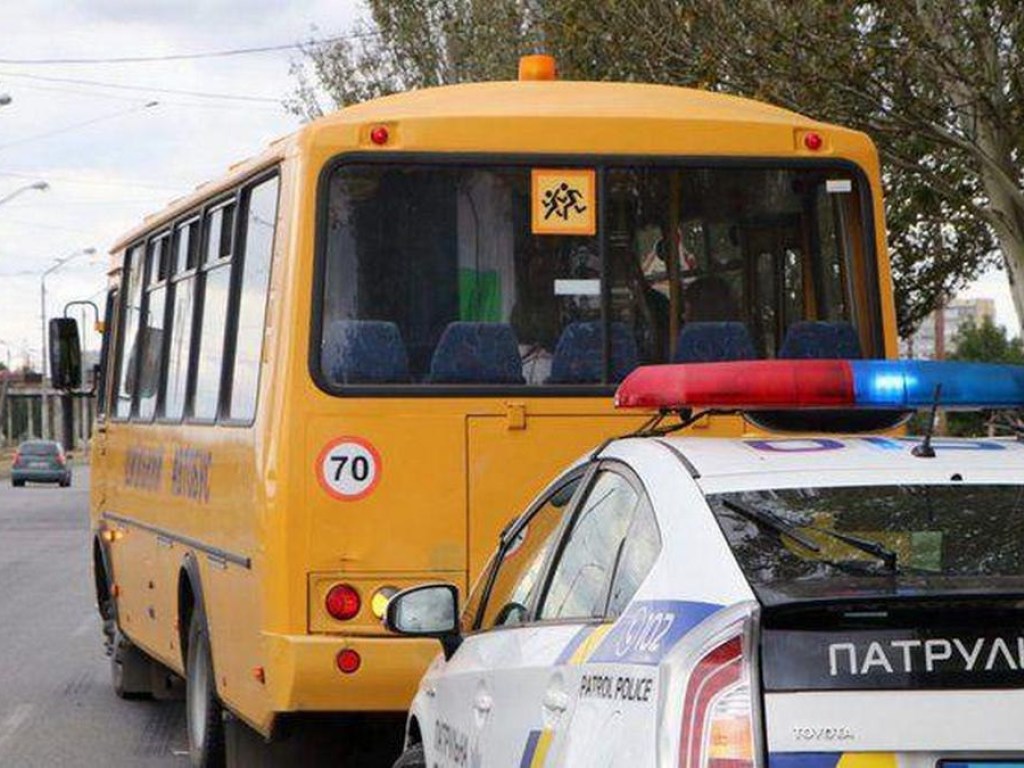 На трассе Днепр — Харьков школьный автобус попал в ДТП: в нем находилось 45 детей