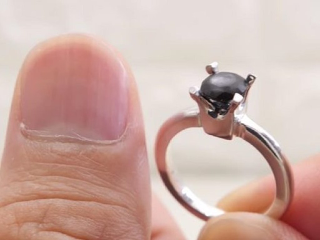Японец сделал из своих ногтей кольцо для любимой и шокировал Сеть (ФОТО)