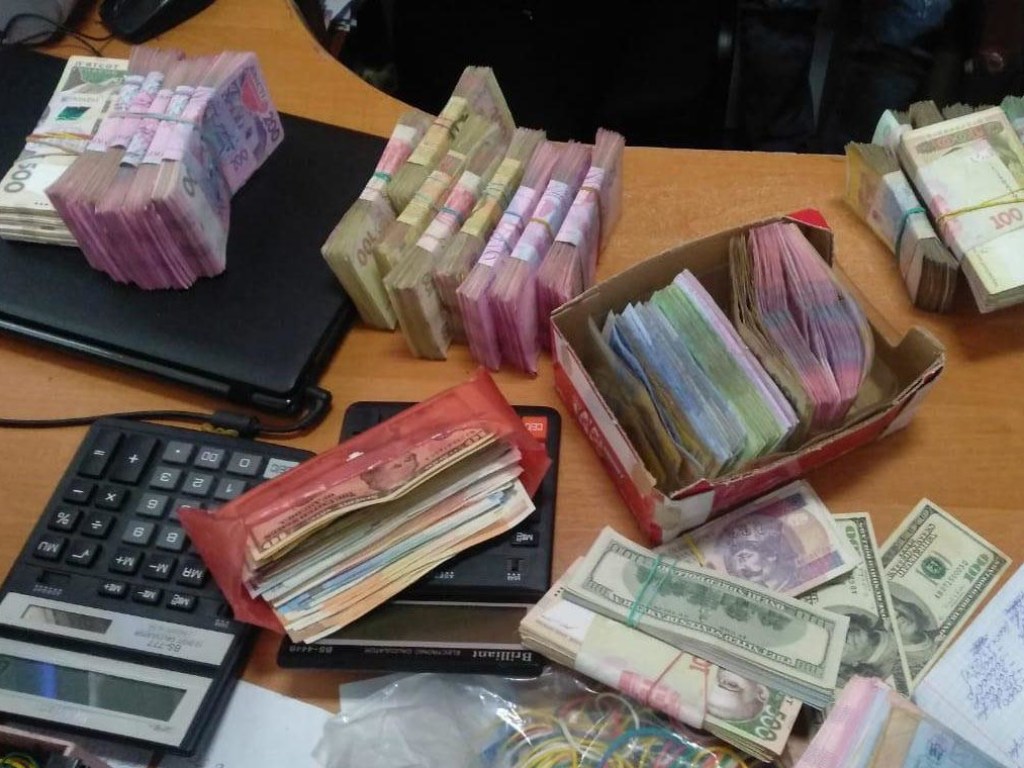 В Кривом Роге в незаконном обменнике изъяли валюты на 700 тысяч гривен (ФОТО)