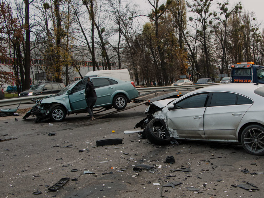 Под Киевом произошло тройное ДТП, есть пострадавшие (ФОТО, ВИДЕО)