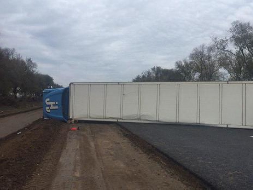 Перевернувшийся грузовик заблокировал движение по трассе Кривой Рог – Днепр (ФОТО)