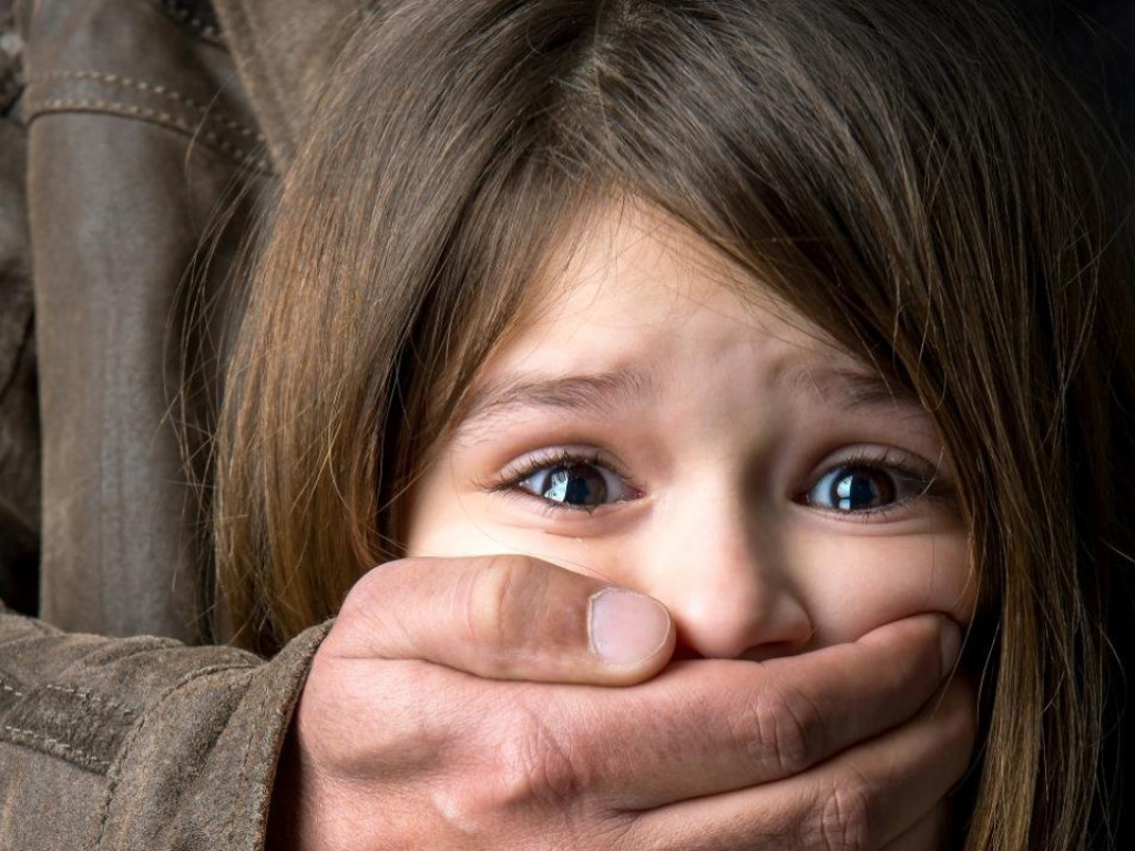В Обухове мужчина в подъезде раздевал 7-летнюю девочку: злоумышленник объявлен в розыск (ВИДЕО)