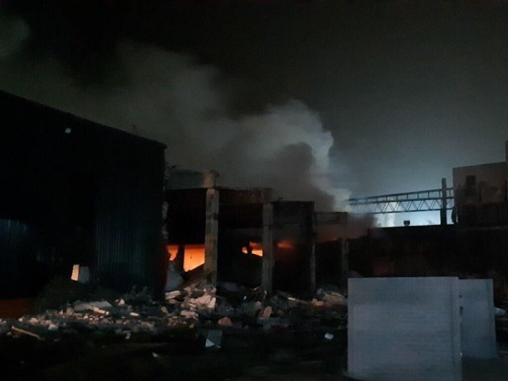 Взрывом развалило стены и крышу здания: В Днепре произошел пожар на заводе (ФОТО, ВИДЕО)