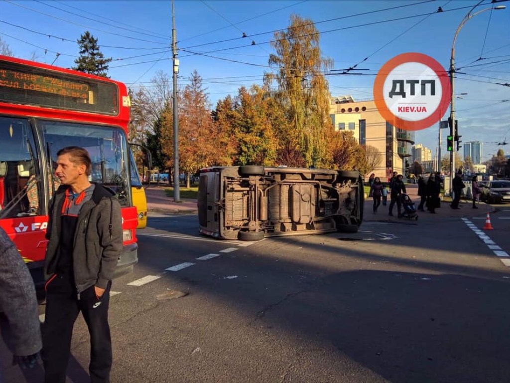 В Киеве на нескольких улицах заблокировано движение троллейбусов: на Севастопольской площади произошло страшное ДТП (ФОТО)