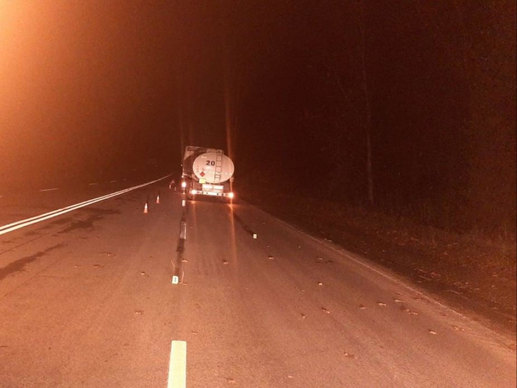 На Прикарпатье грузовик сбил насмерть пешехода: личность погибшего устанавливают (ФОТО)