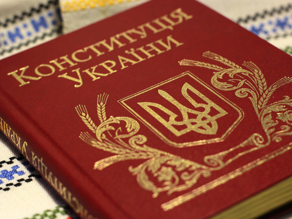 «Нарушение Конституции»: Воля народа была проигнорирована, когда Порошенко поменял внешнеполитическую ориентацию Украины