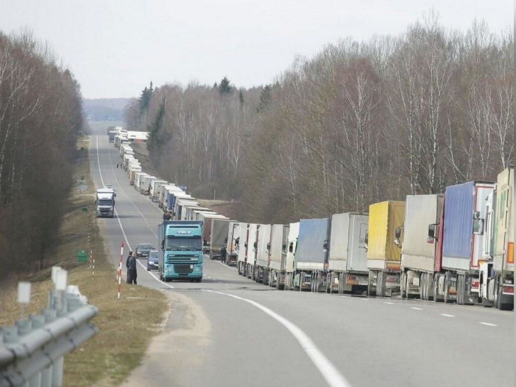 Дорожный коллапс на 10 километров: На украинско-словацкой границе выстроилась очередь грузовиков (ВИДЕО)
