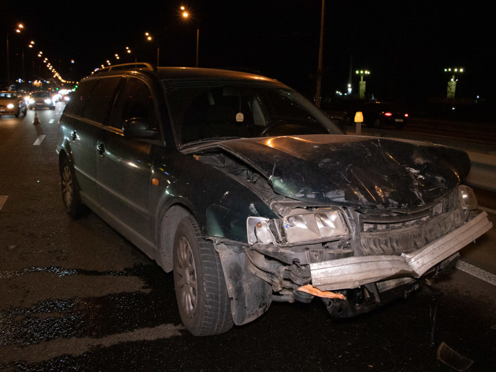 При столкновении трех авто в Киеве пострадала девушка (ФОТО, ВИДЕО)